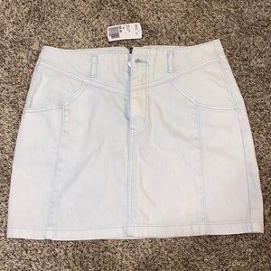 Denim skirt: light wash